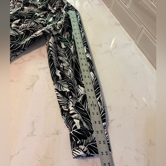 Foxcroft Top Black & White Palm Print Pink Thread Button Wrinkle Free Relaxed - Picture 10 of 11